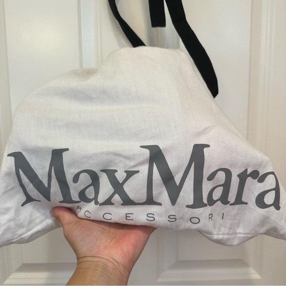 SOLD! Brand New Sportmax Runway Leather Bucket Bag Size: OS all Seasons - Picture 3 of 16